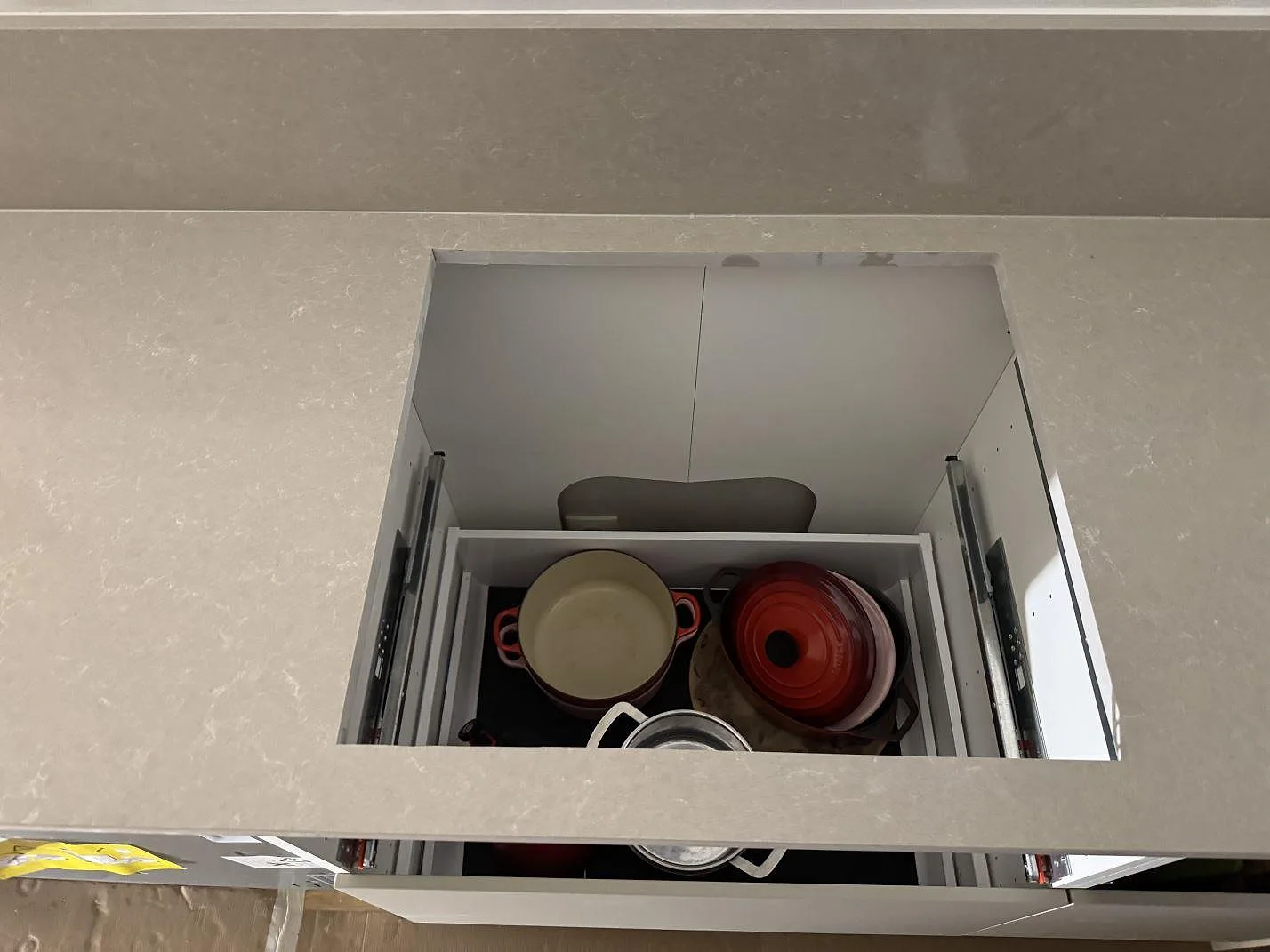 Køkkenbordplade i Technistone Noble Ivory White, Ronneby – billede 4