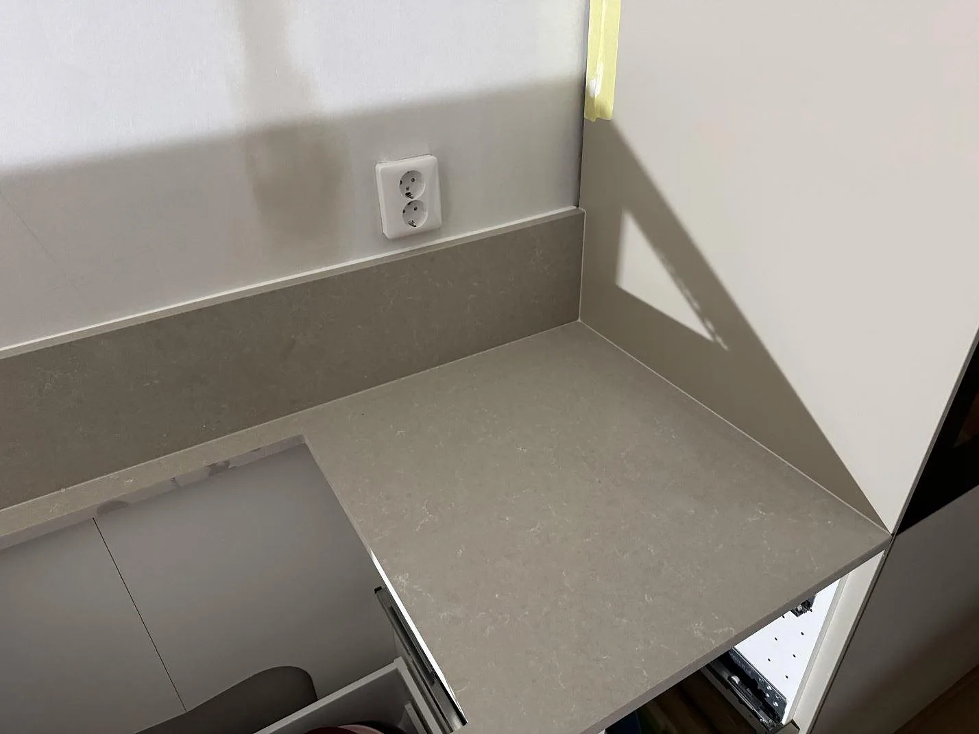 Køkkenbordplade i Technistone Noble Ivory White, Ronneby – billede 5