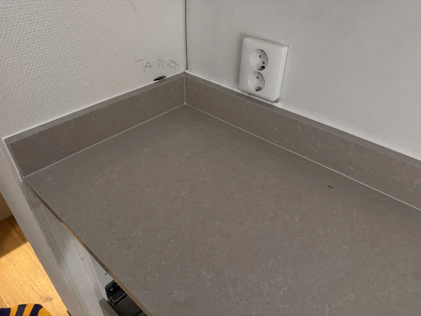 Køkkenbordplade i Technistone Noble Ivory White, Ronneby – billede 7