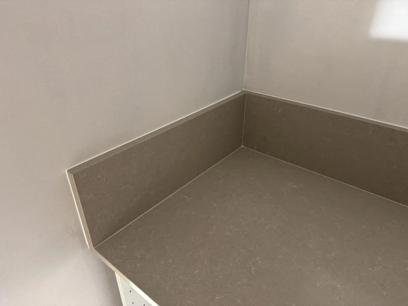 Køkkenbordplade i Technistone Noble Ivory White, Ronneby – billede 6