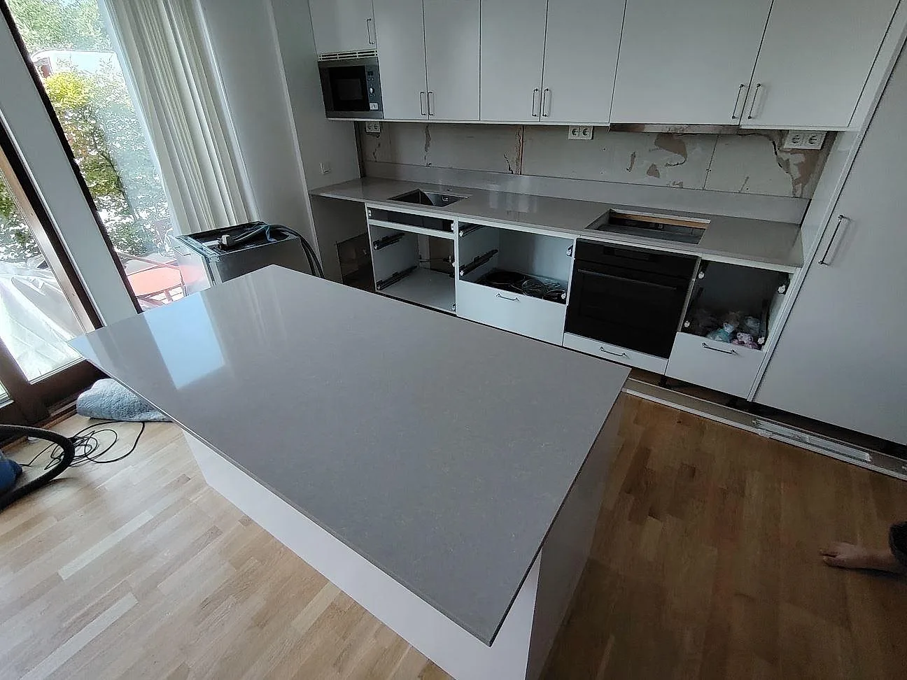 Gennemført projekt: Køkkenbordplade i Technistone Noble Ivory White, Skarpnäck.