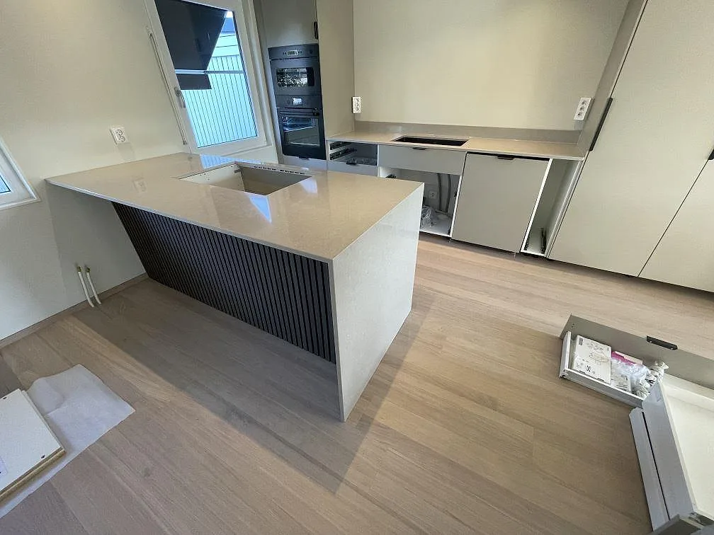 Køkkenbordplade i Technistone Noble Ivory White, Skutskär – billede 2