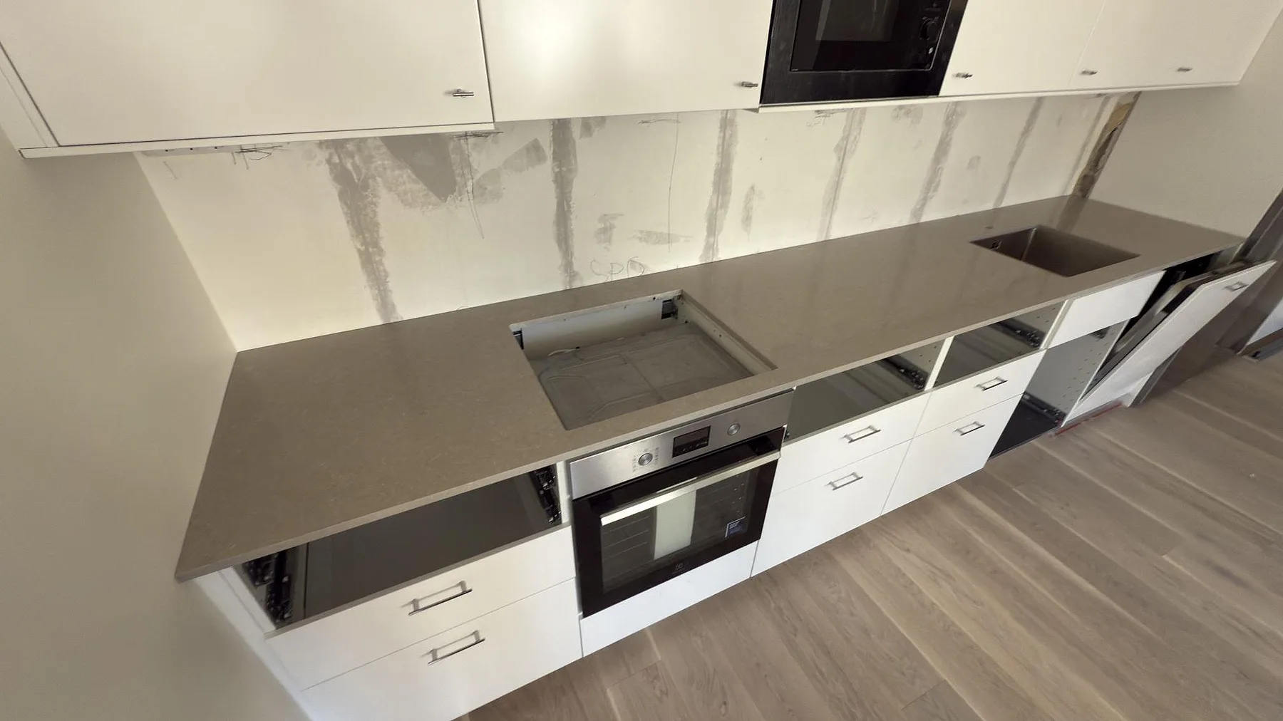 Køkkenbordplade i Technistone Noble Ivory White, Solna – billede 2