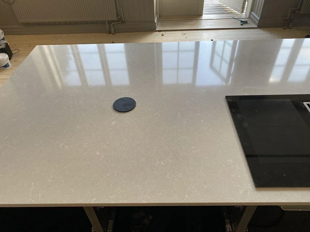 Køkkenbordplade i Technistone Noble Ivory White, Staffanstorp – billede 3