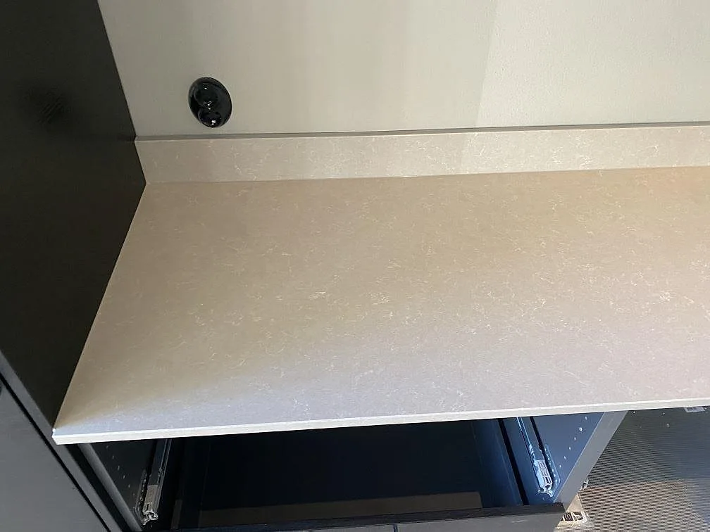 Køkkenbordplade i Technistone Noble Ivory White, Staffanstorp – billede 6