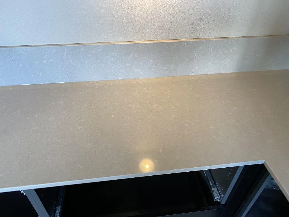 Køkkenbordplade i Technistone Noble Ivory White, Staffanstorp – billede 8