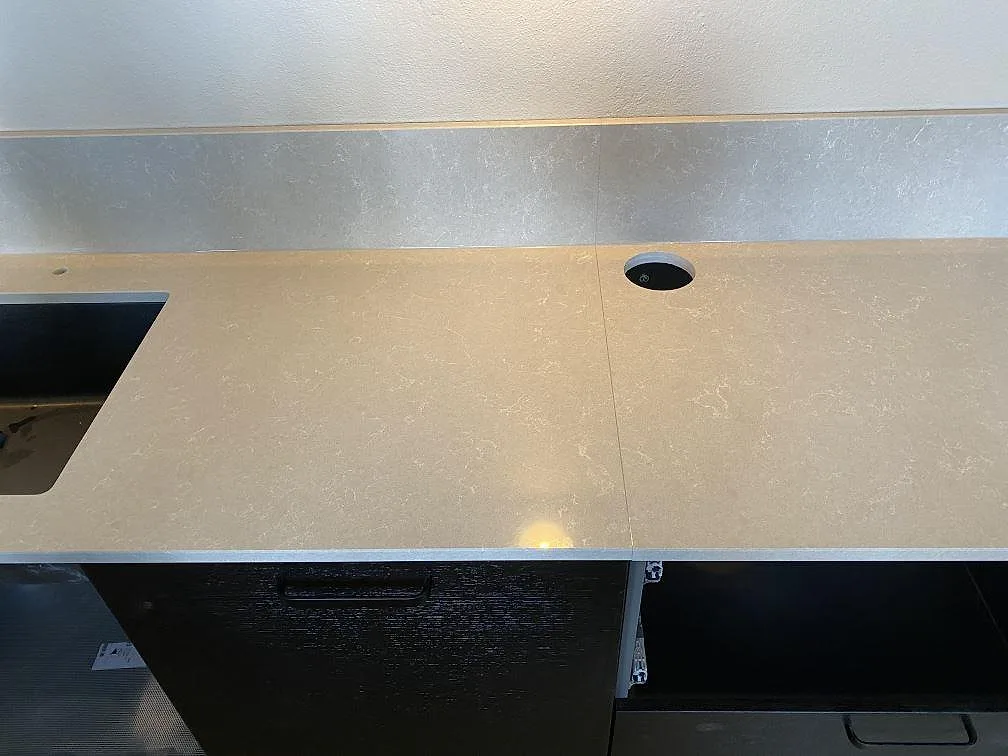 Køkkenbordplade i Technistone Noble Ivory White, Staffanstorp – billede 4