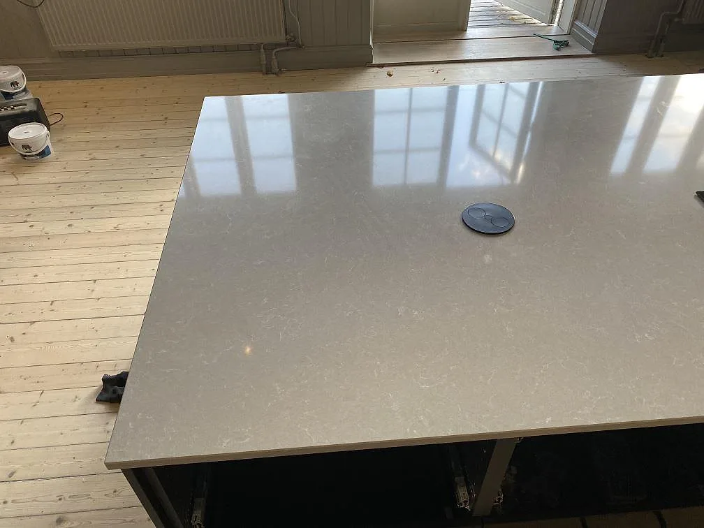 Køkkenbordplade i Technistone Noble Ivory White, Staffanstorp – billede 2