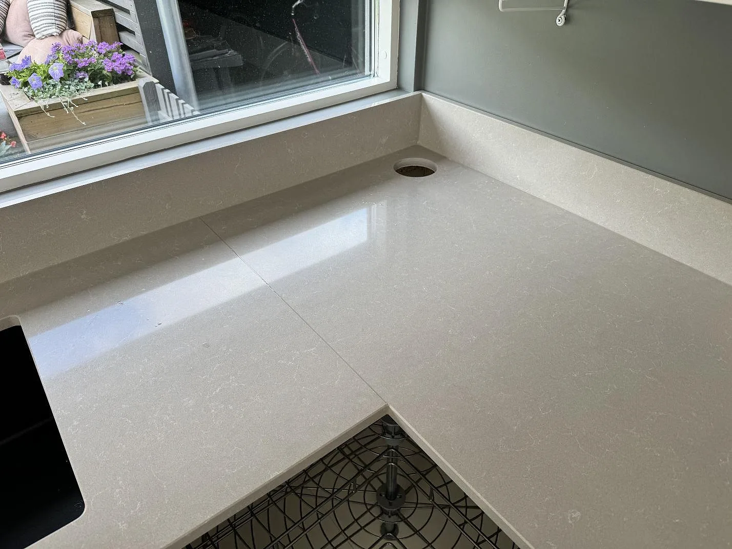 Køkkenbordplade i Technistone Noble Ivory White, Staffanstorp – billede 2