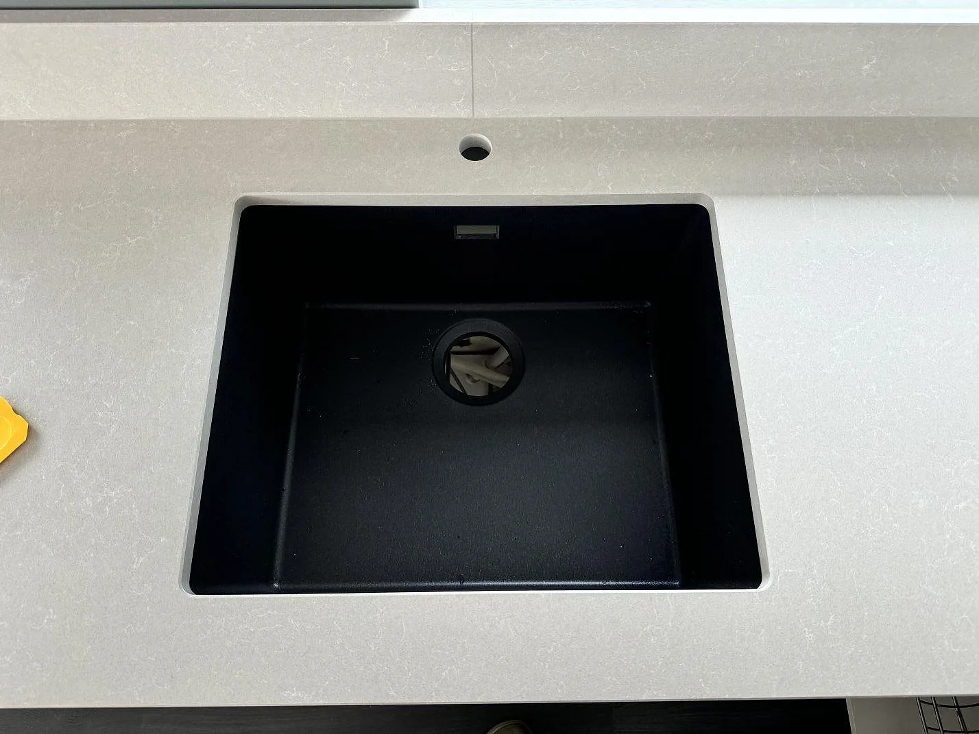 Køkkenbordplade i Technistone Noble Ivory White, Staffanstorp – billede 3