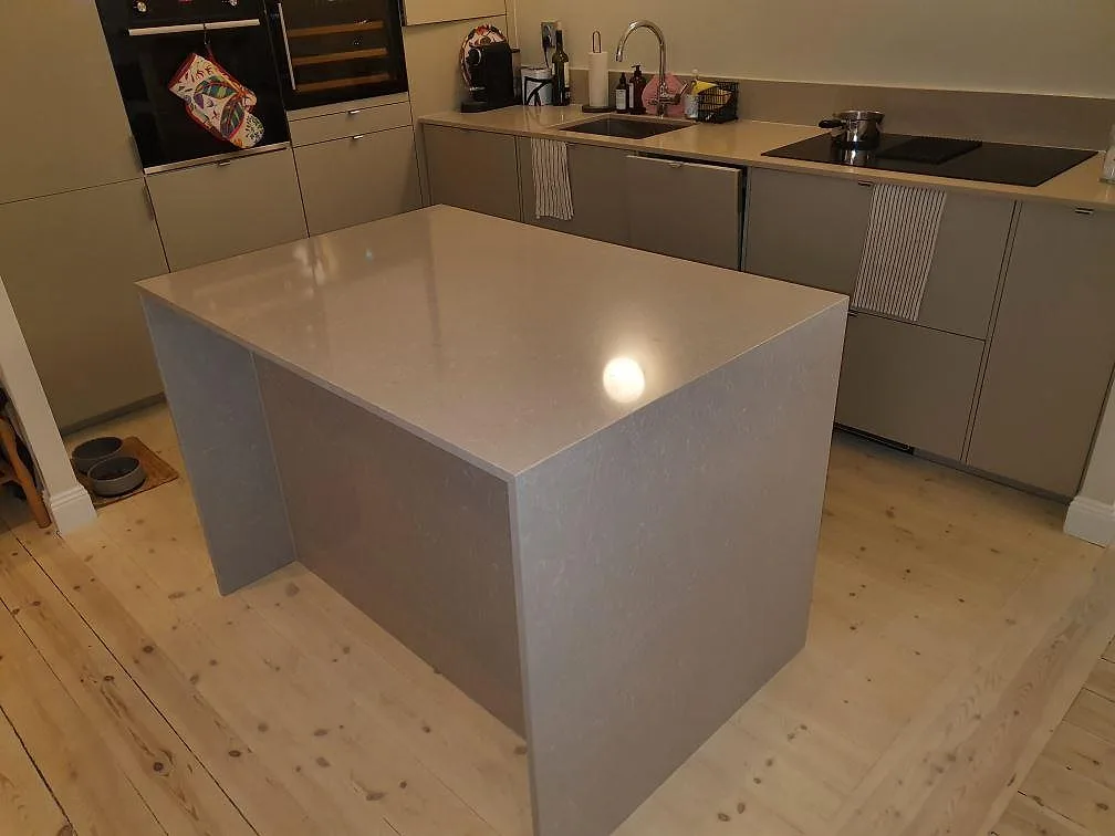 Køkkenbordplade i Technistone Noble Ivory White, Stockholm