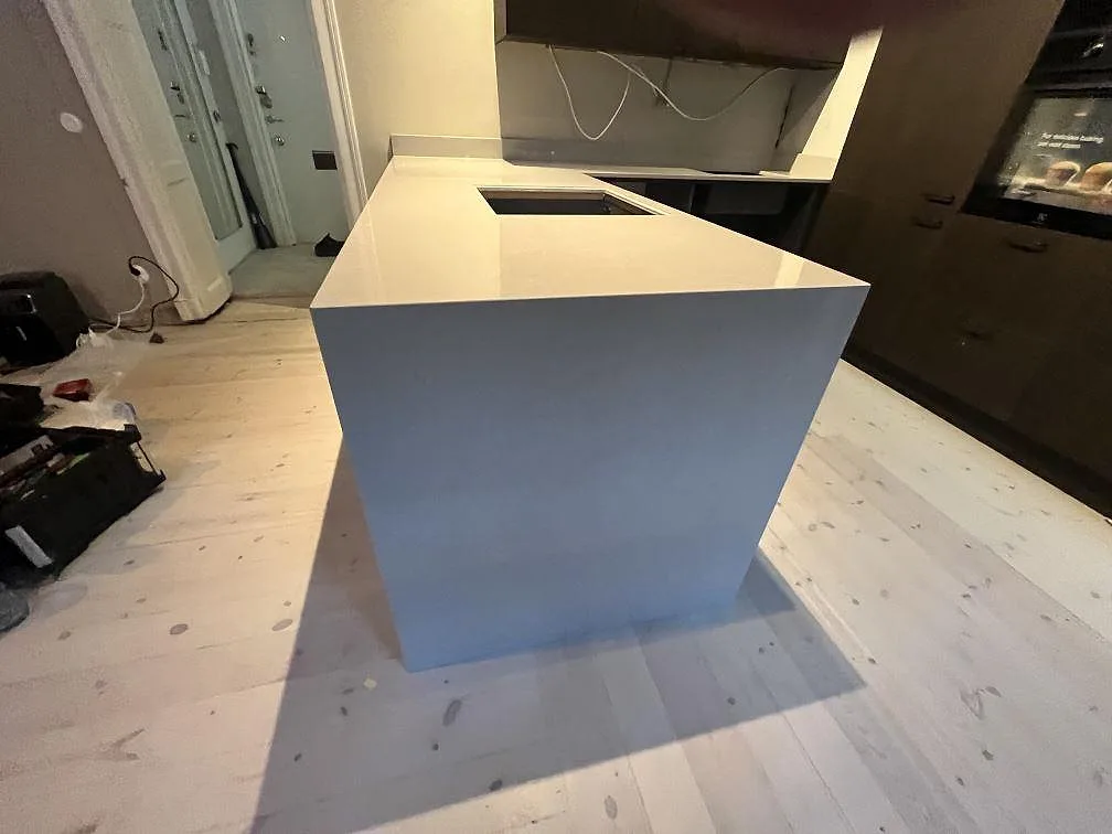 Køkkenbordplade i Technistone Noble Ivory White, Stockholm – billede 2
