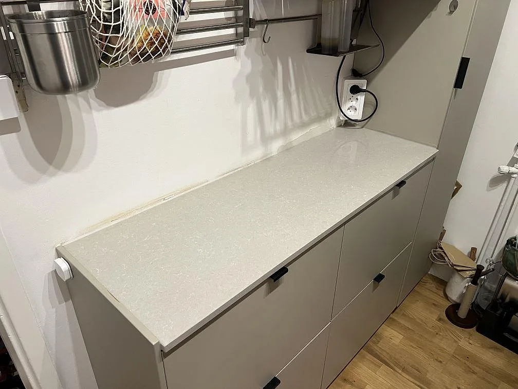 Køkkenbordplade i Technistone Noble Ivory White, Stockholm – billede 2