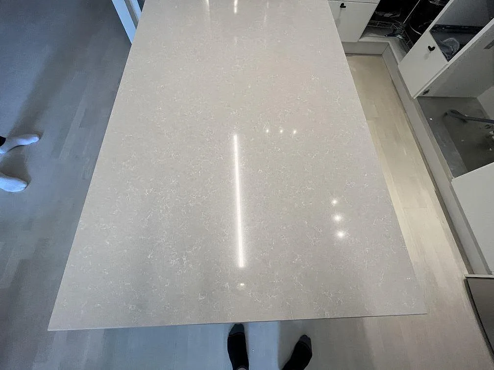 Køkkenbordplade i Technistone Noble Ivory White, Stockholm – billede 5