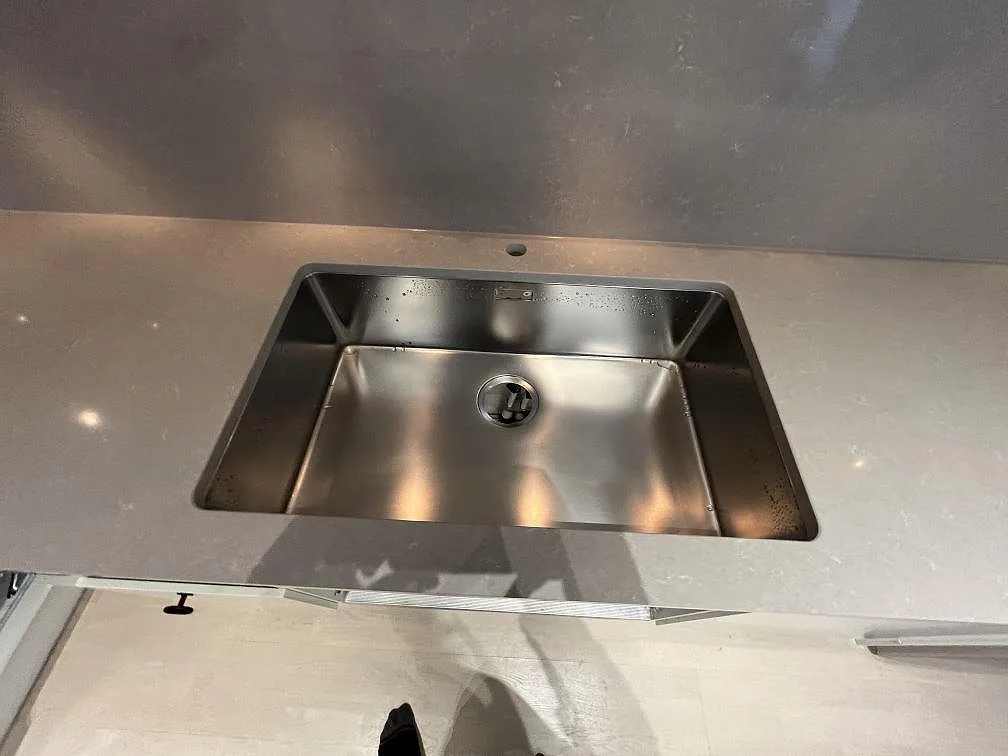 Køkkenbordplade i Technistone Noble Ivory White, Stockholm – billede 2