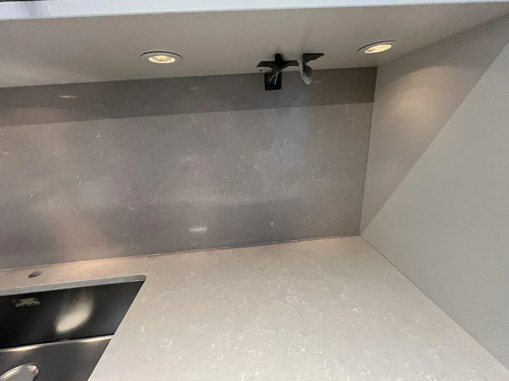 Køkkenbordplade i Technistone Noble Ivory White, Stockholm – billede 3