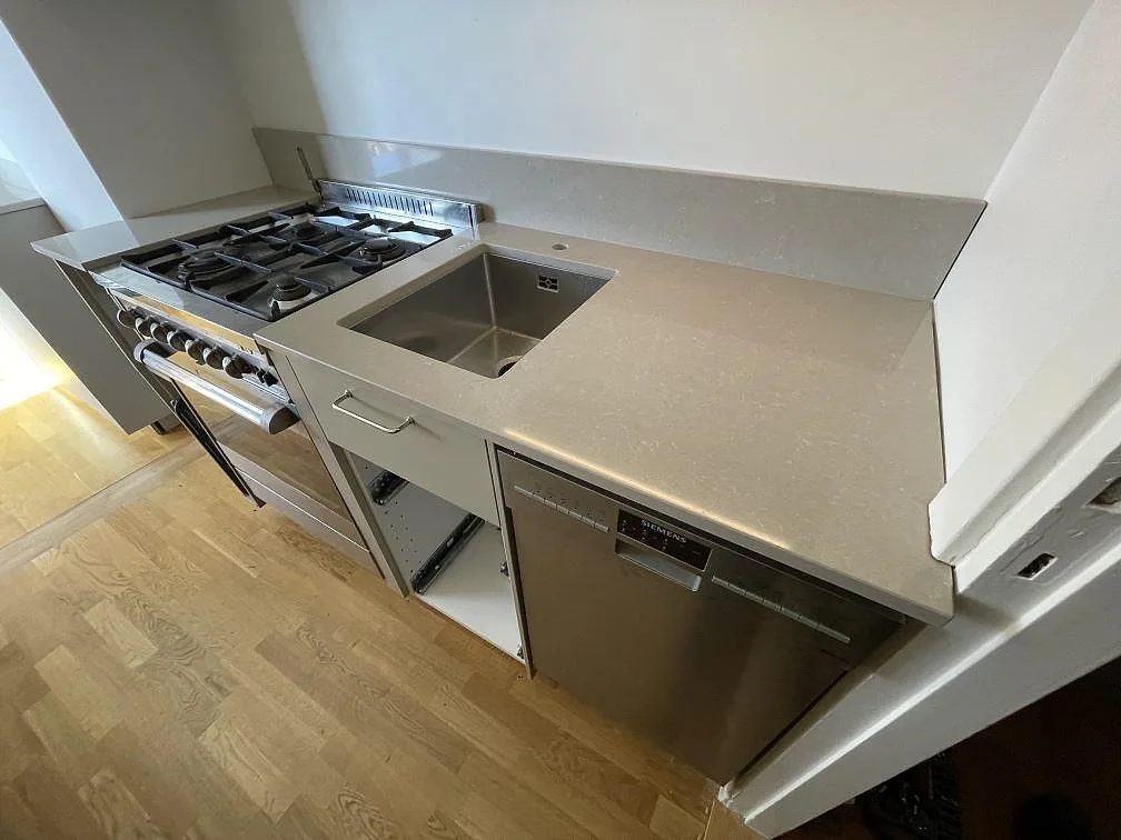 Køkkenbordplade i Technistone Noble Ivory White, Stockholm – billede 2