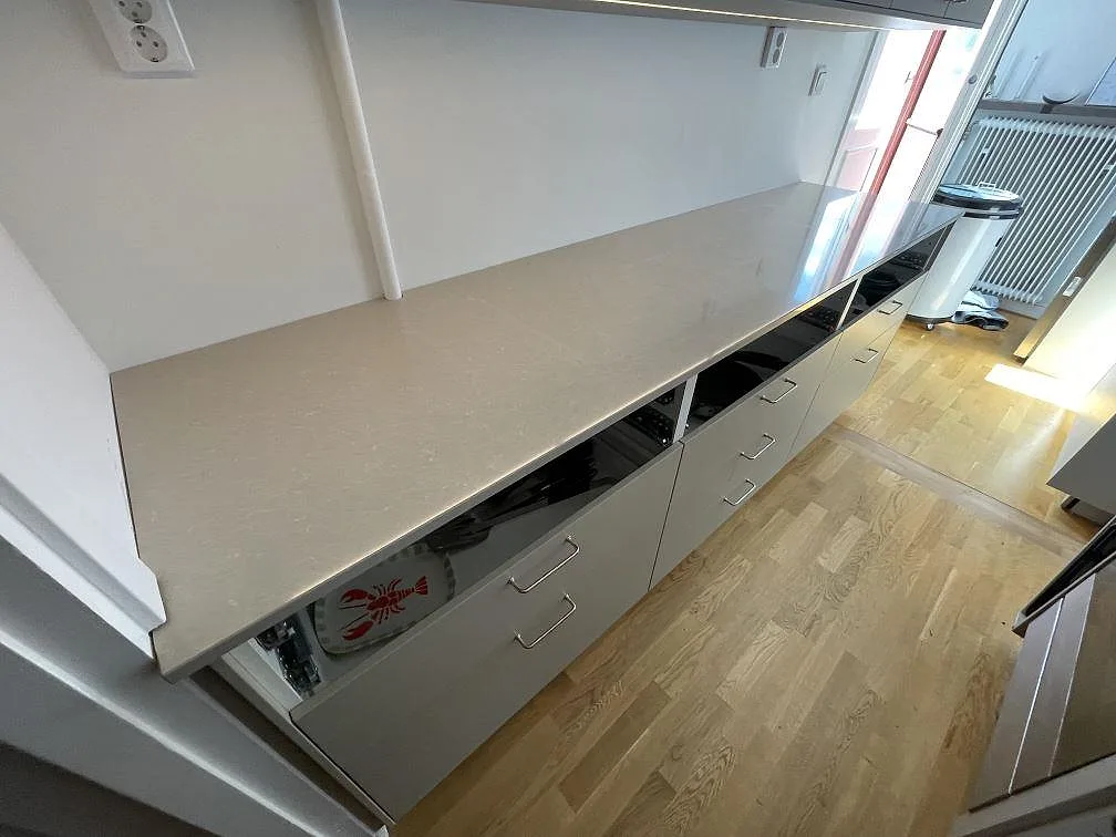 Køkkenbordplade i Technistone Noble Ivory White, Stockholm – billede 3