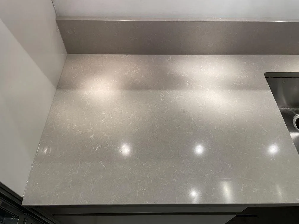 Køkkenbordplade i Technistone Noble Ivory White, Stockholm – billede 4