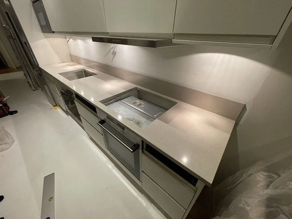 Køkkenbordplade i Technistone Noble Ivory White, Stockholm – billede 2
