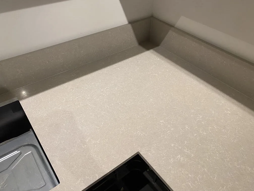 Køkkenbordplade i Technistone Noble Ivory White, Stockholm – billede 5