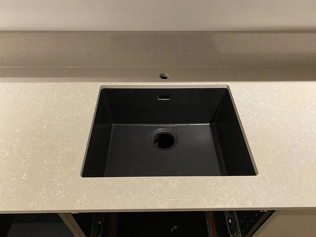 Køkkenbordplade i Technistone Noble Ivory White, Stockholm – billede 3