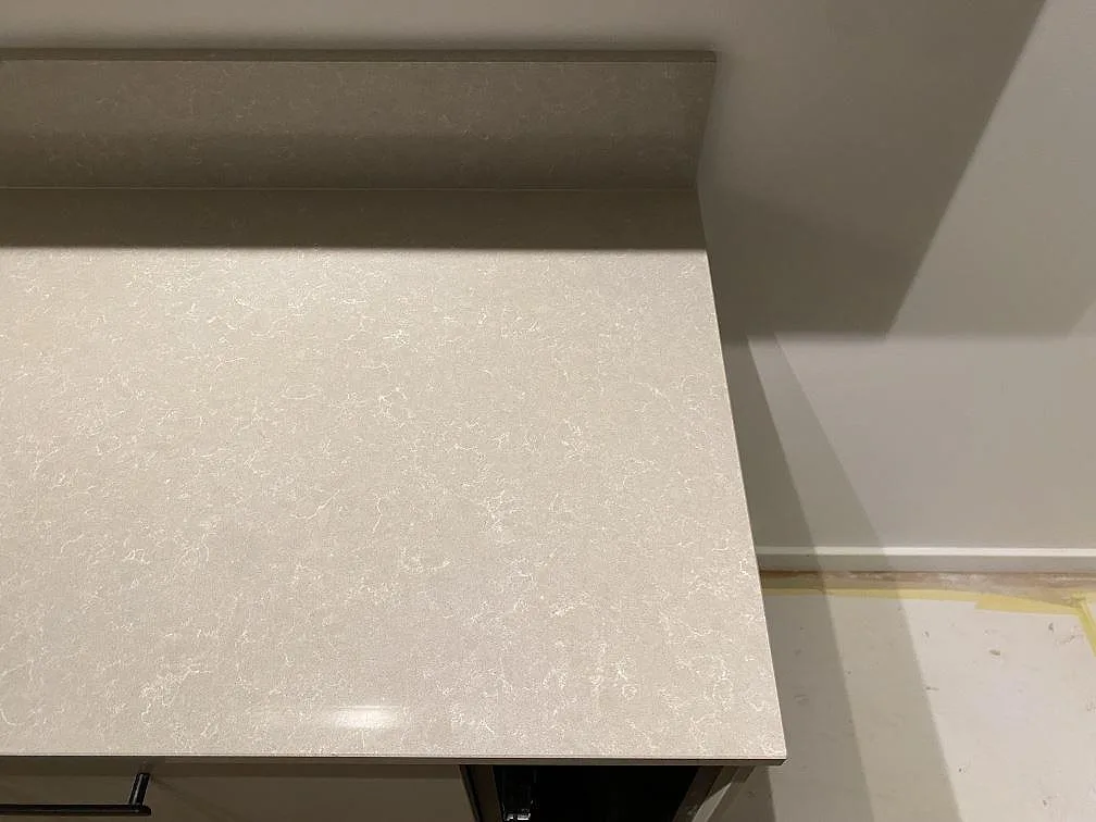 Køkkenbordplade i Technistone Noble Ivory White, Stockholm – billede 4