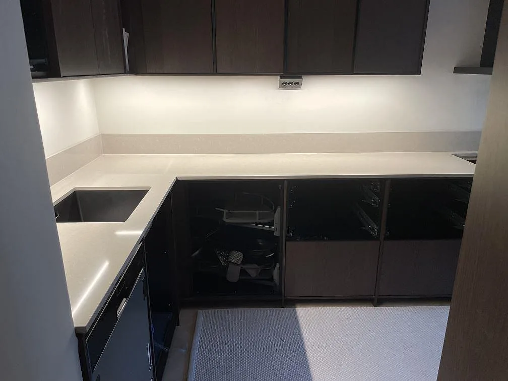 Køkkenbordplade i Technistone Noble Ivory White, Stockholm – billede 5