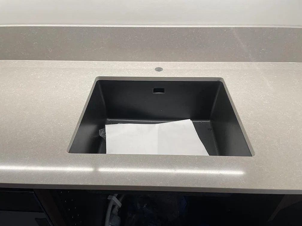 Køkkenbordplade i Technistone Noble Ivory White, Stockholm – billede 3
