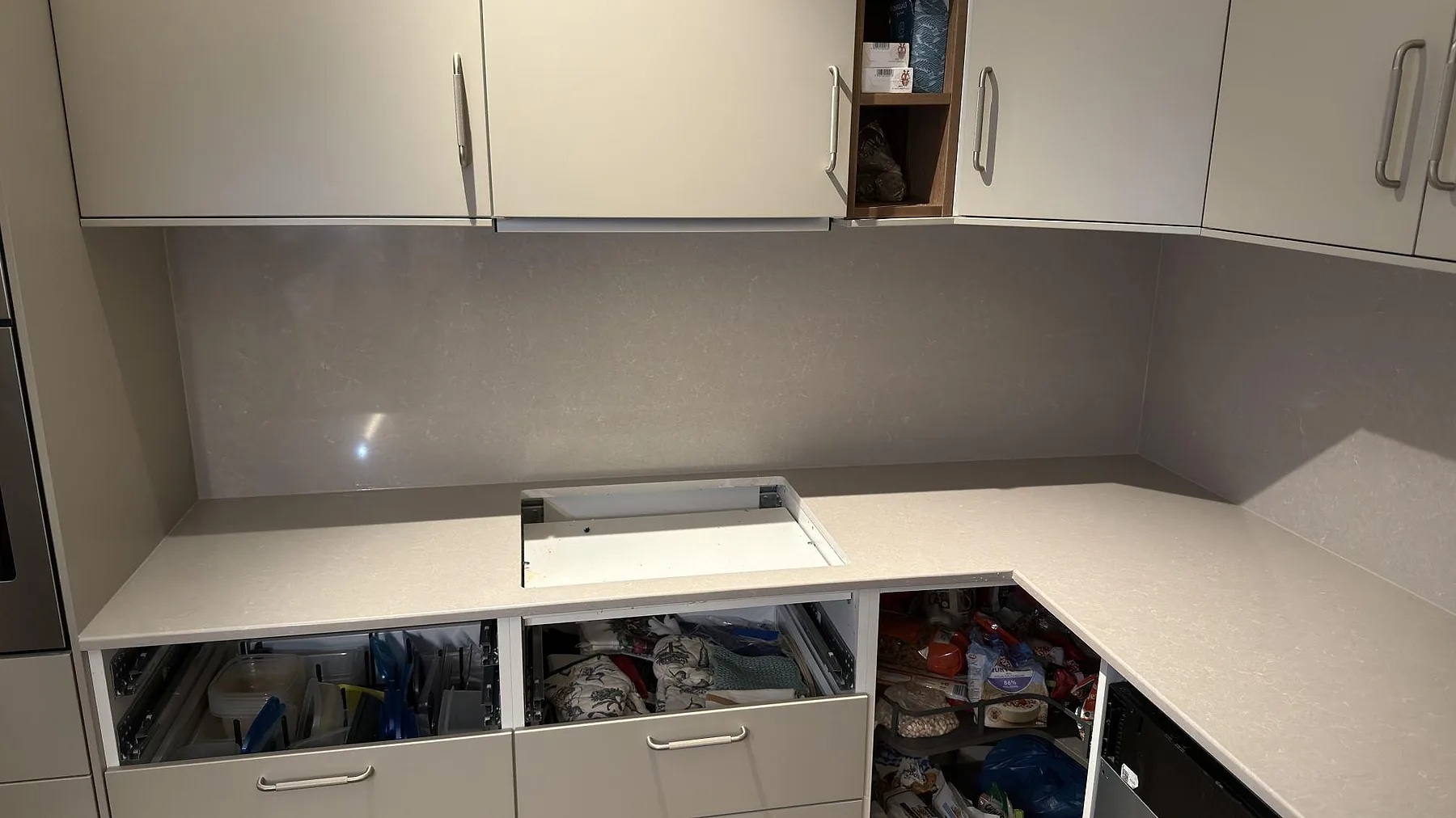 Køkkenbordplade i Technistone Noble Ivory White, Sundbyberg – billede 3