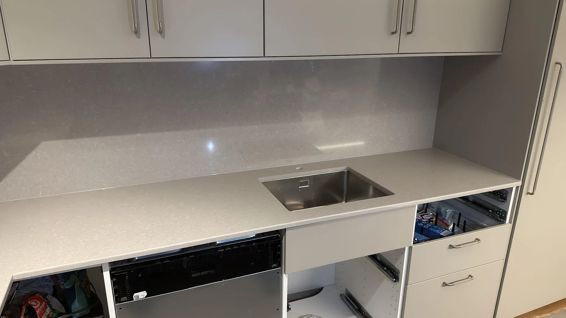 Køkkenbordplade i Technistone Noble Ivory White, Sundbyberg – billede 2
