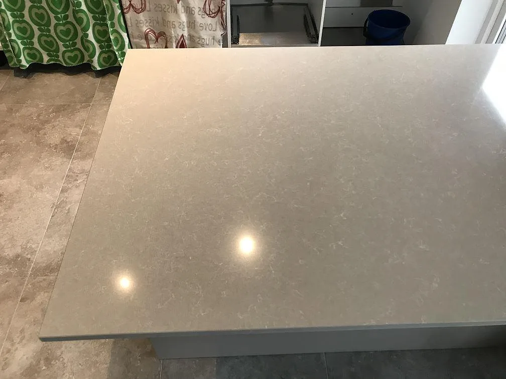 Køkkenbordplade i Technistone Noble Ivory White, Svalöv – billede 2