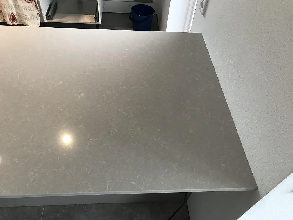 Køkkenbordplade i Technistone Noble Ivory White, Svalöv – billede 5