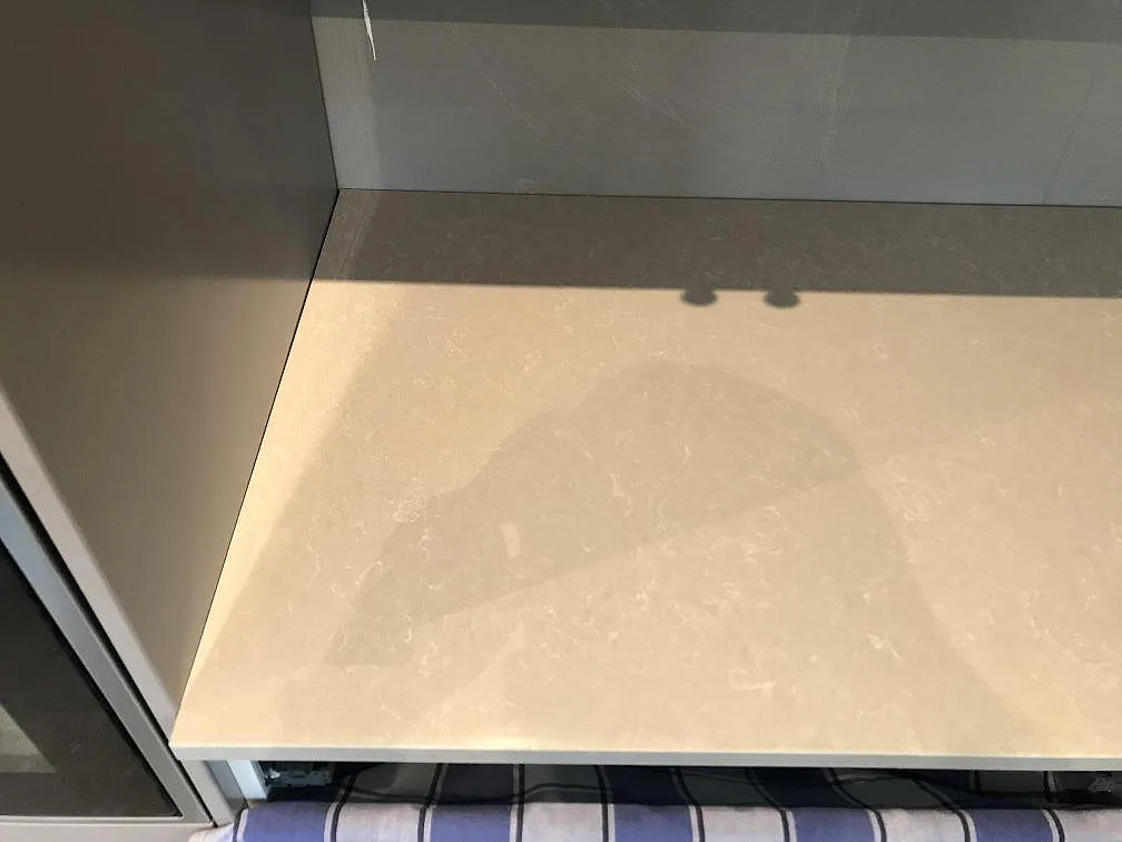Køkkenbordplade i Technistone Noble Ivory White, Svalöv – billede 4
