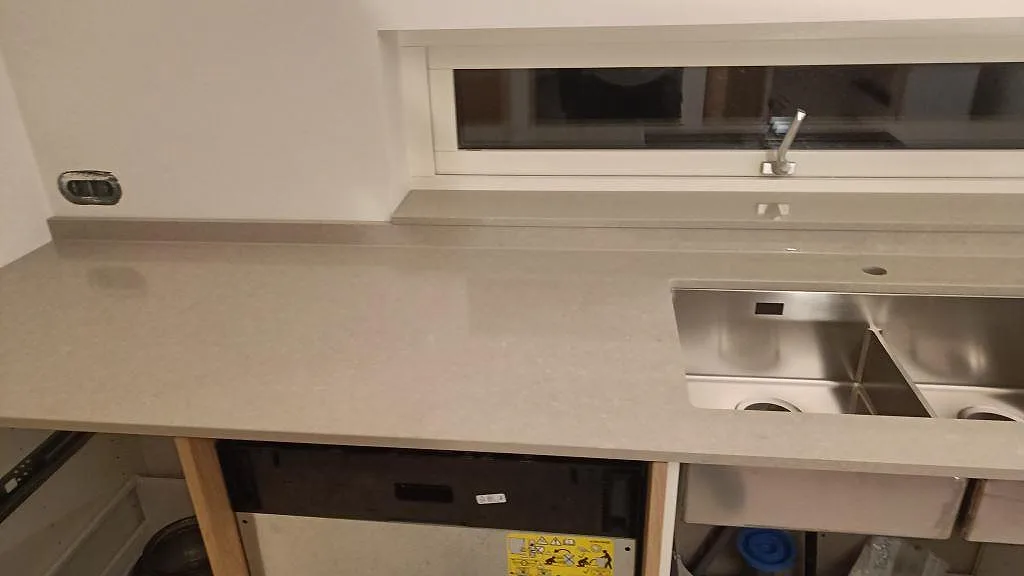 Køkkenbordplade i Technistone Noble Ivory White, Trelleborg – billede 4