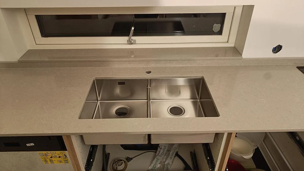 Køkkenbordplade i Technistone Noble Ivory White, Trelleborg – billede 3