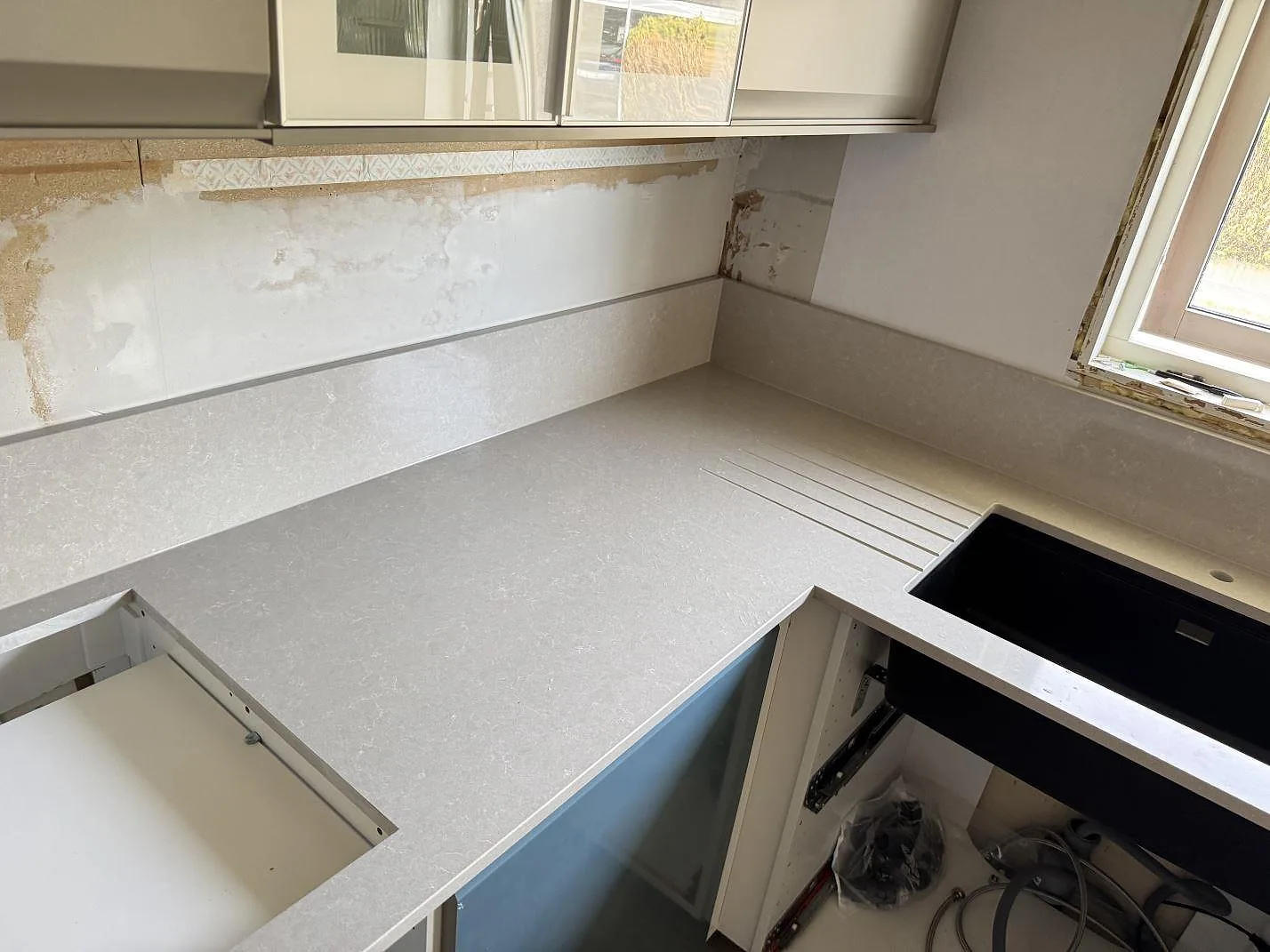 Køkkenbordplade i Technistone Noble Ivory White, Trollhättan – billede 3