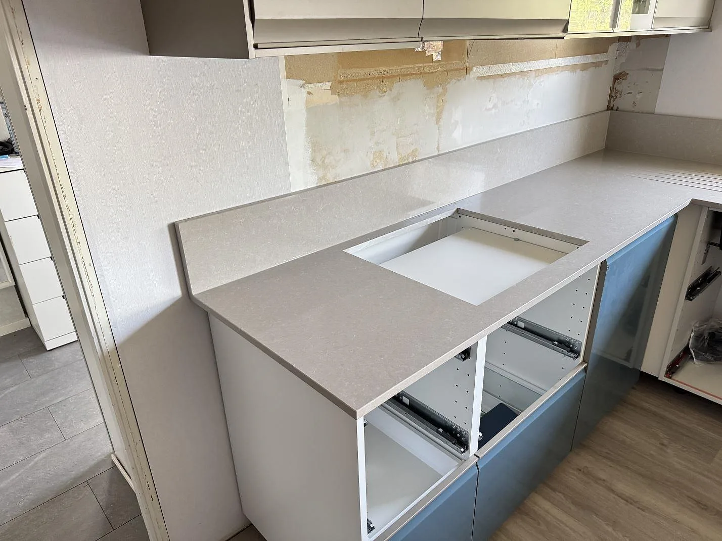 Køkkenbordplade i Technistone Noble Ivory White, Trollhättan – billede 2