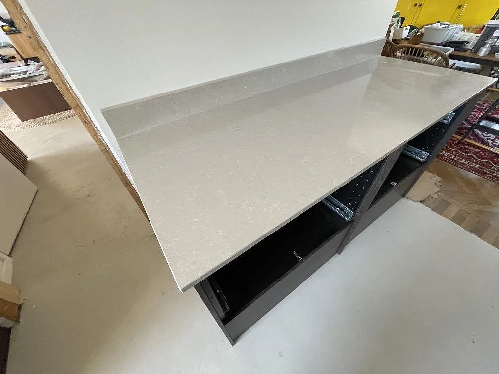 Køkkenbordplade i Technistone Noble Ivory White, Tyresö – billede 3