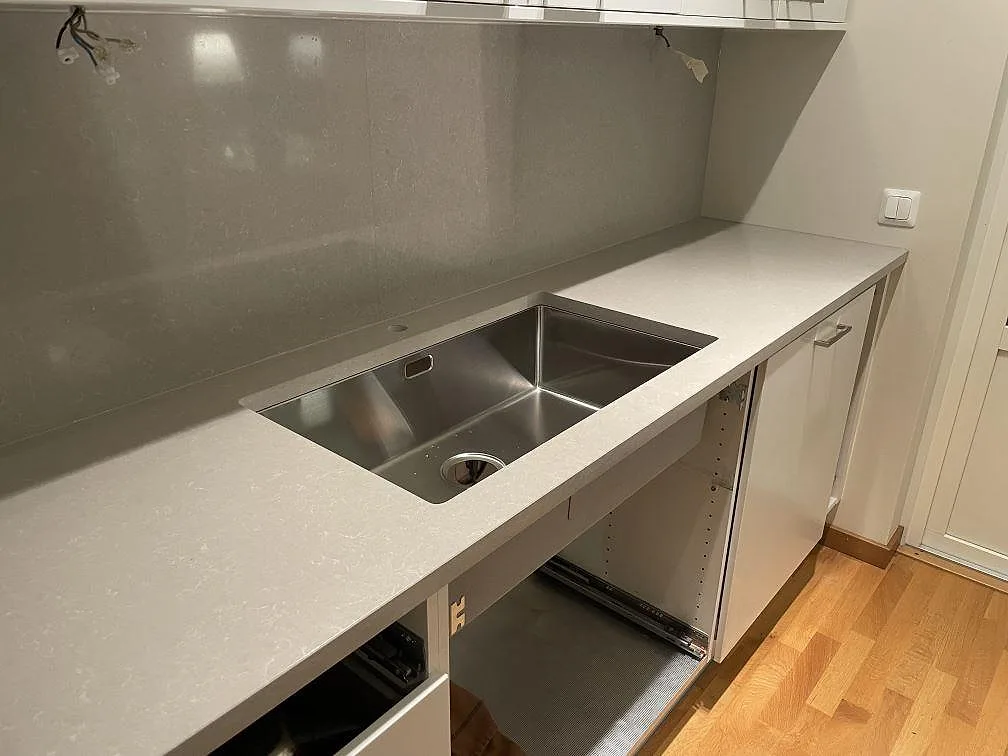 Køkkenbordplade i Technistone Noble Ivory White, Uppsala – billede 3
