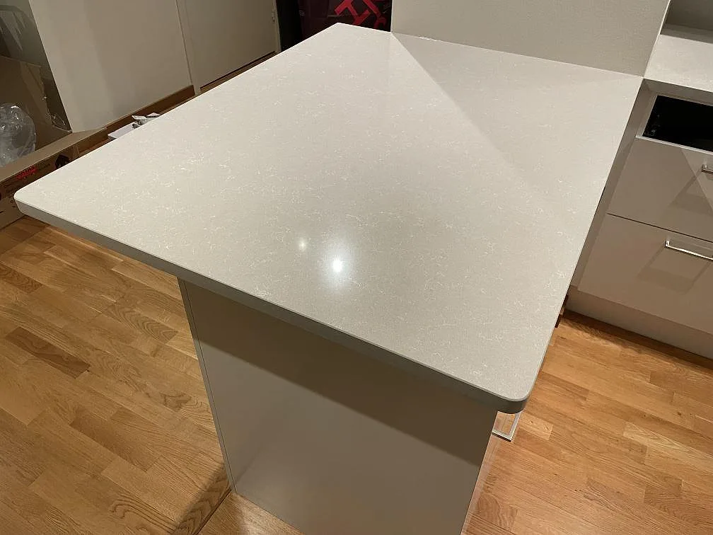Køkkenbordplade i Technistone Noble Ivory White, Uppsala – billede 5