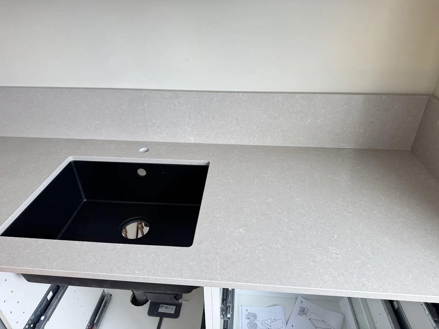 Køkkenbordplade i Technistone Noble Ivory White, Vänersborg – billede 7