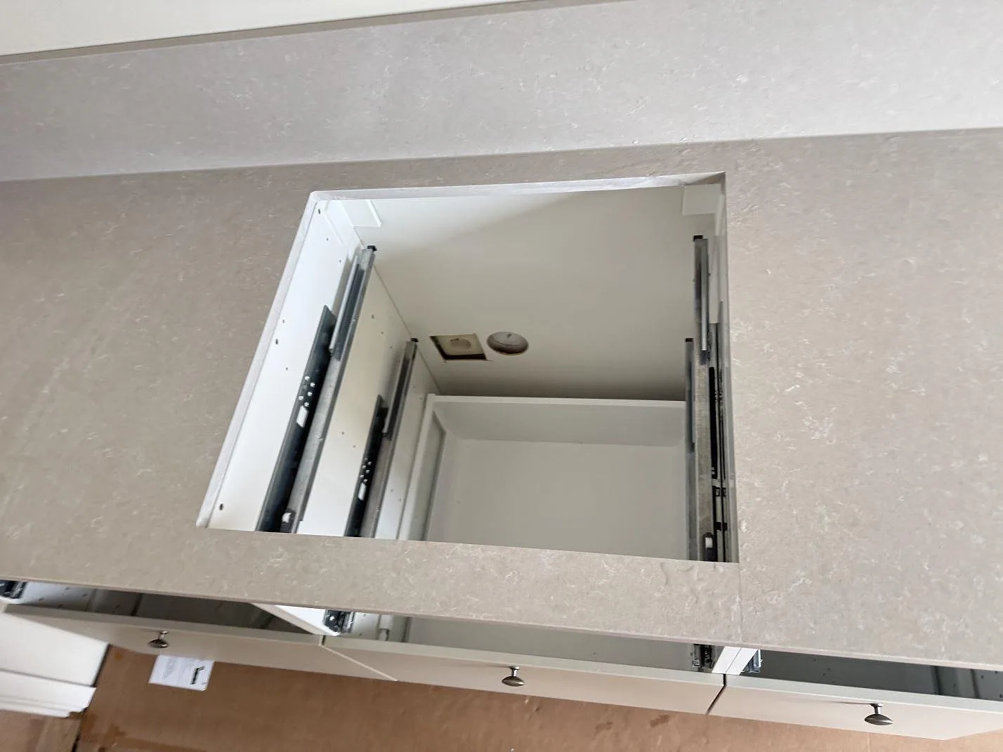 Køkkenbordplade i Technistone Noble Ivory White, Vänersborg – billede 3