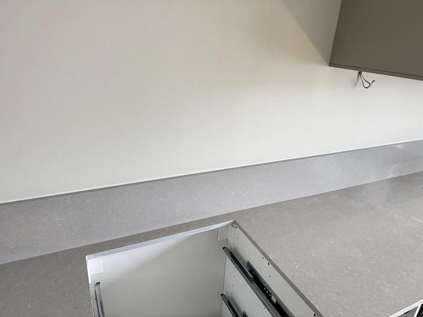 Køkkenbordplade i Technistone Noble Ivory White, Vänersborg – billede 4