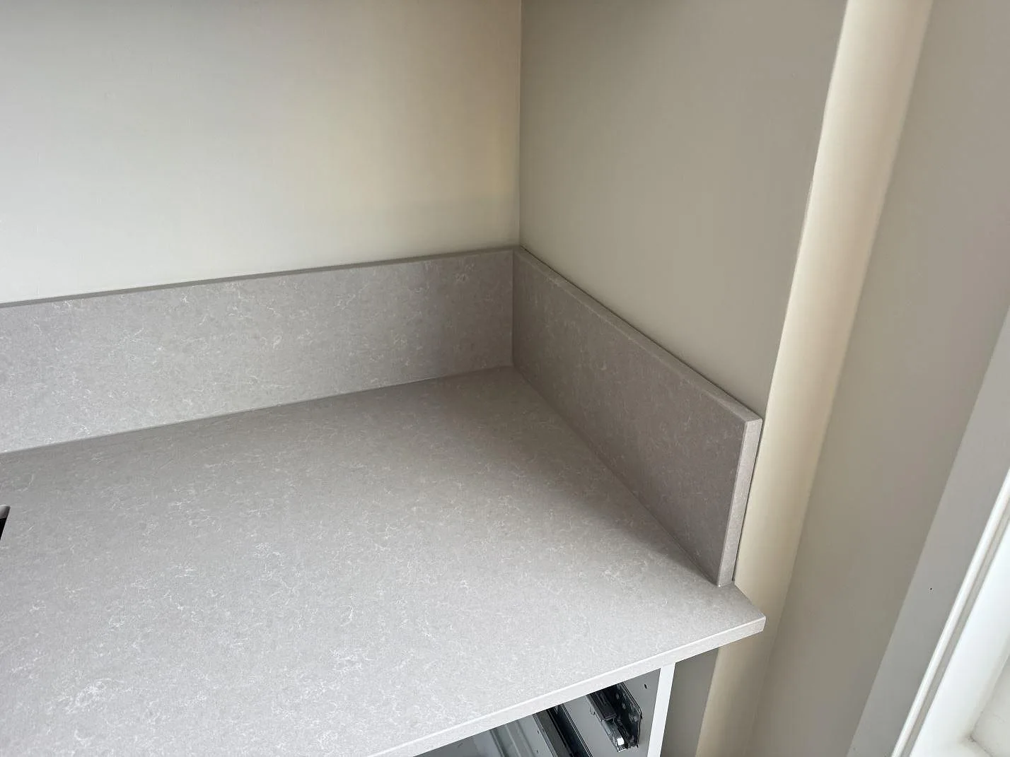 Køkkenbordplade i Technistone Noble Ivory White, Vänersborg – billede 5