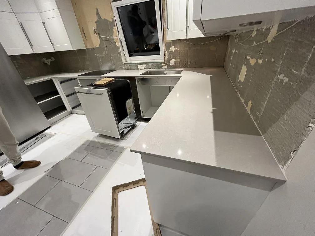 Køkkenbordplade i Technistone Noble Ivory White, Västerås