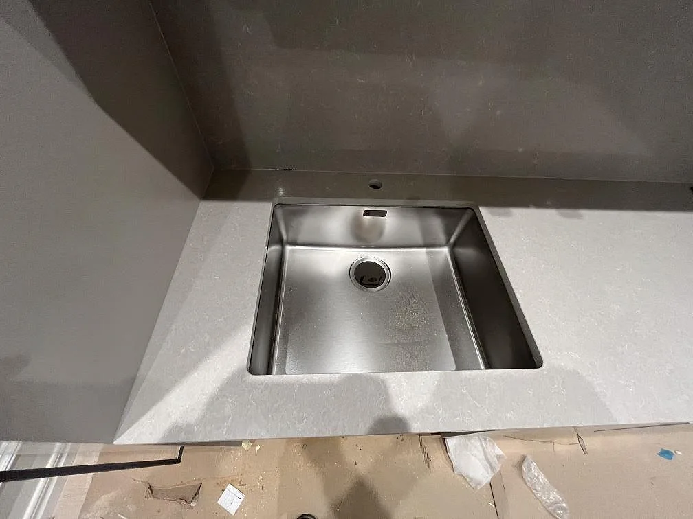 Køkkenbordplade i Technistone Noble Ivory White, Västerås – billede 3