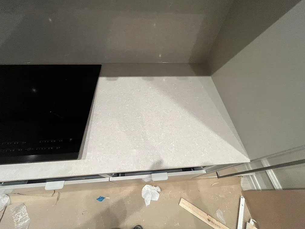 Køkkenbordplade i Technistone Noble Ivory White, Västerås – billede 4