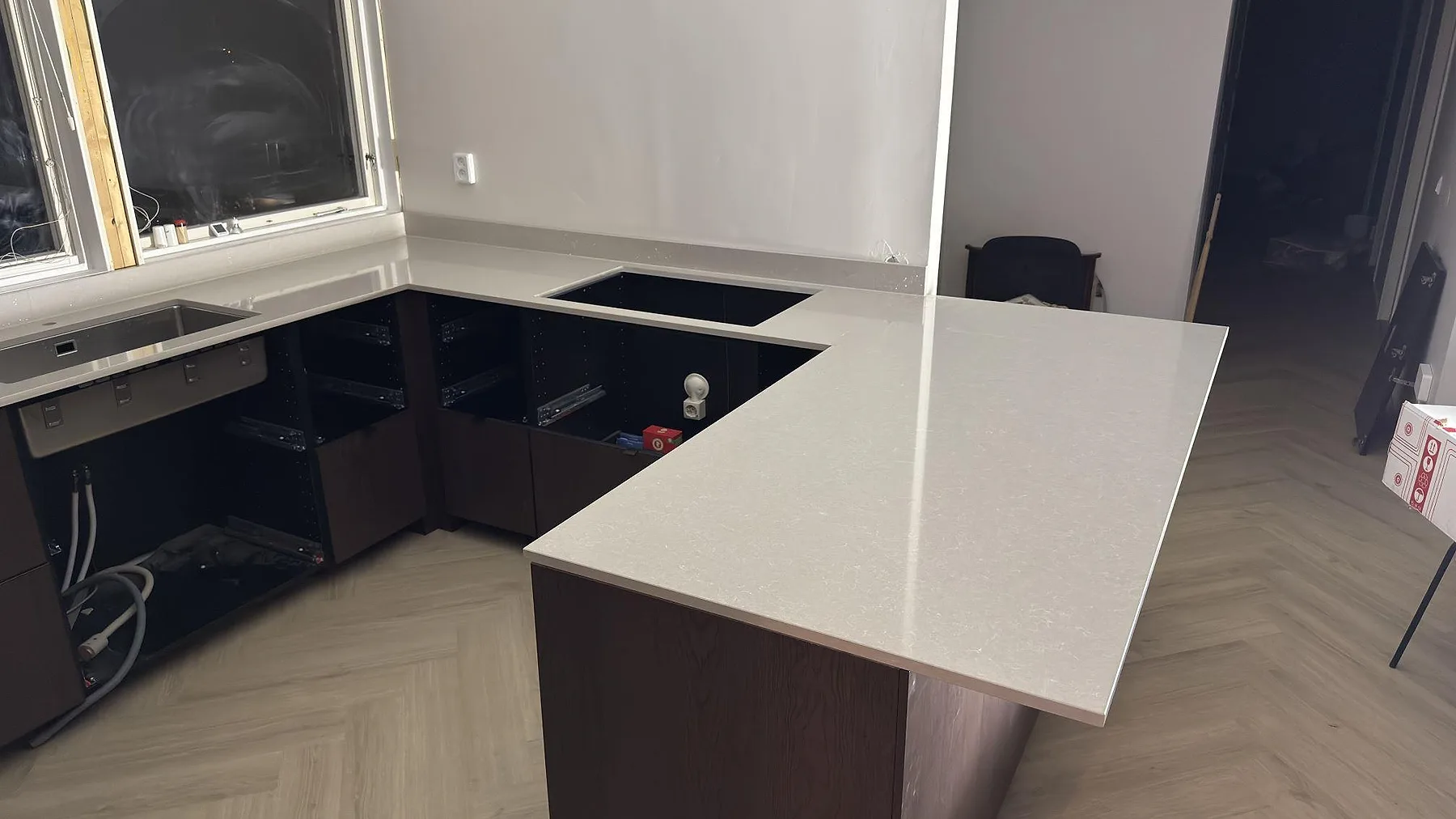 Køkkenbordplade i Technistone Noble Ivory White, Västerhaninge – billede 2