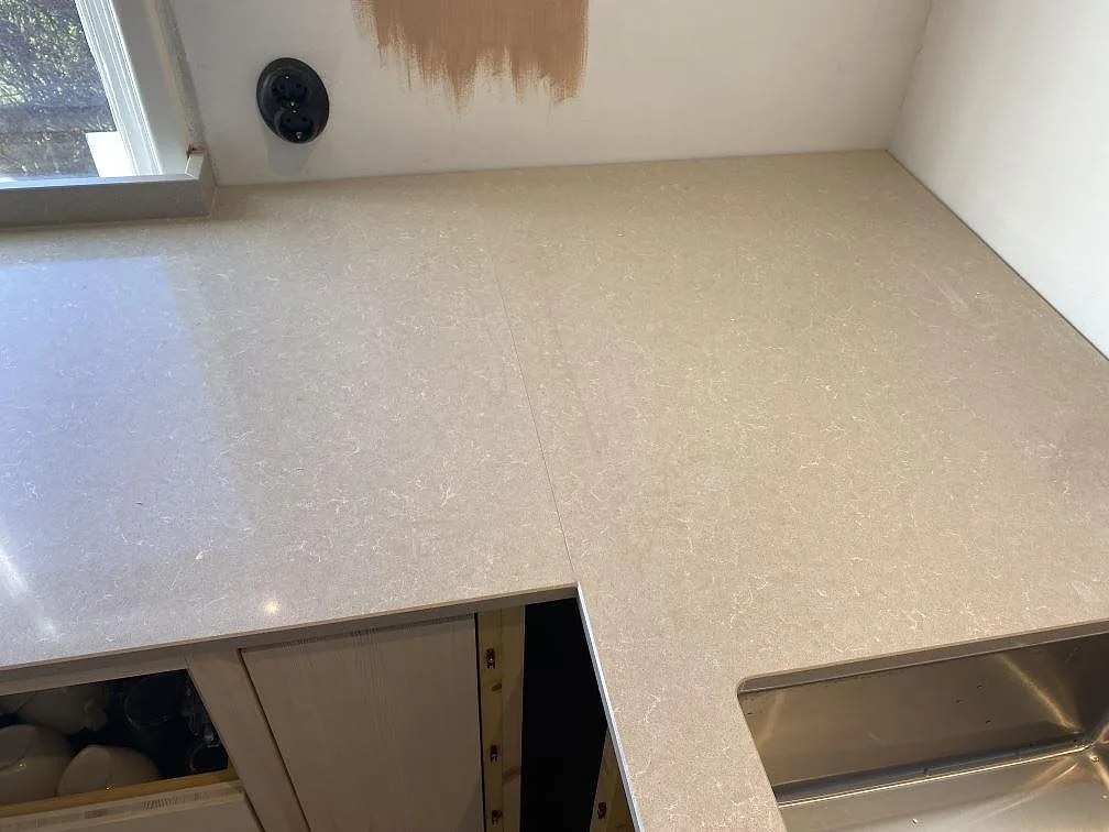 Køkkenbordplade i Technistone Noble Ivory White, Västra Frölunda – billede 8